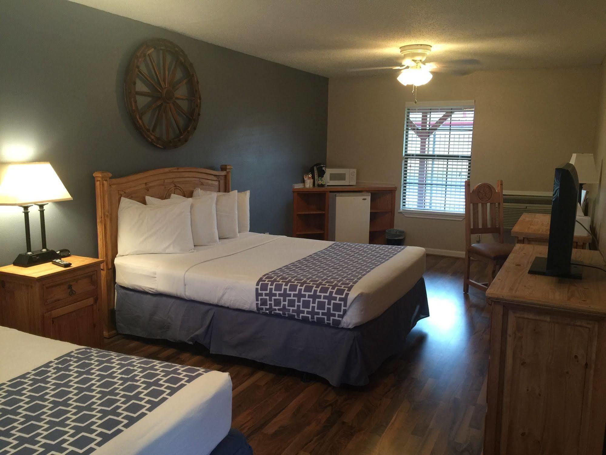 Four Horseman Travel Lodge Pilot Point Extérieur photo